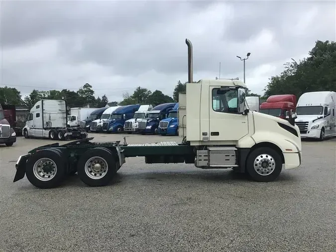 2020 VOLVO VNL300