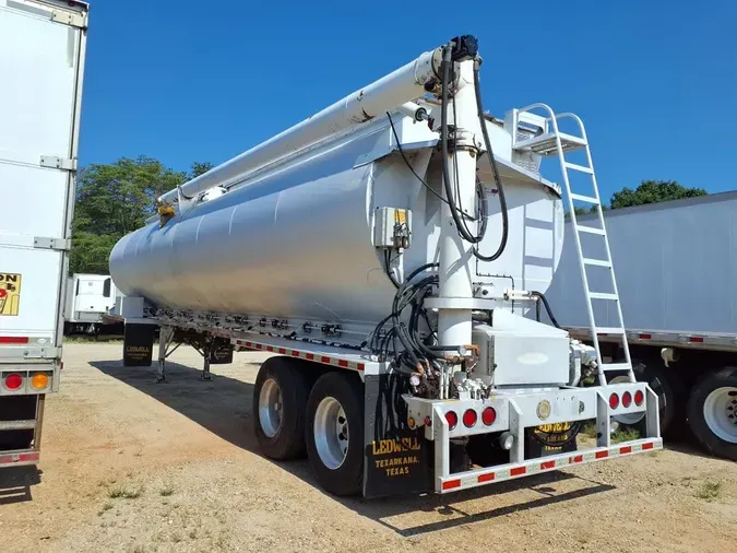 2012 UTILITY TRAILERS TANKER TRAILER