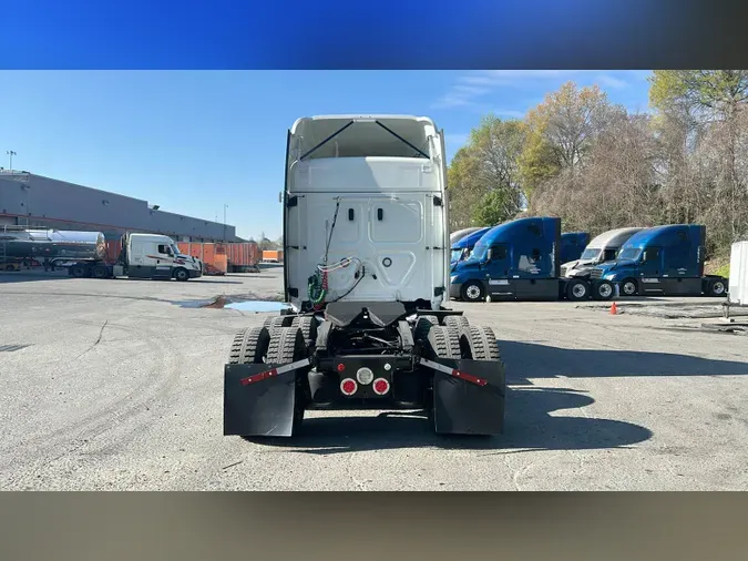 2021 Freightliner Cascadia 126