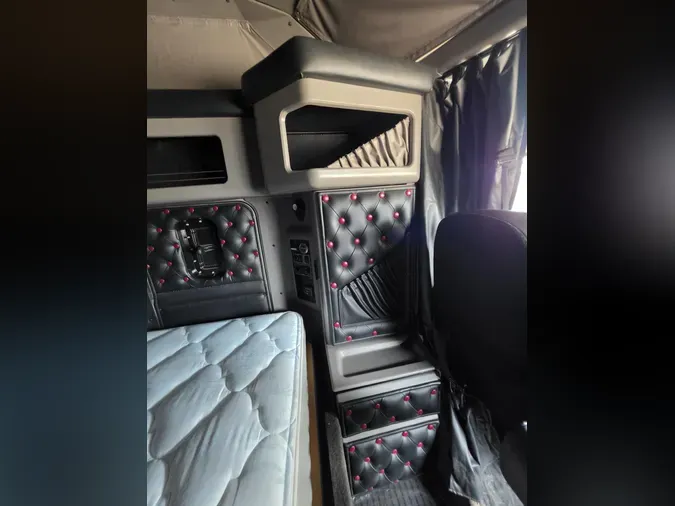 2024 Kenworth W900683273edb0f2a1bdd387184eef09ab22