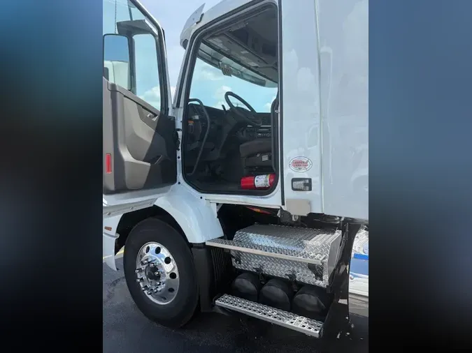 2026 VOLVO TRUCK VNR64T300