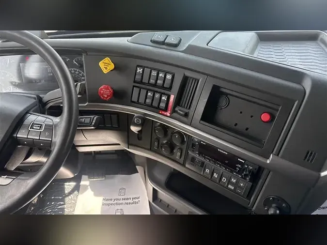 2022 VOLVO VNL860