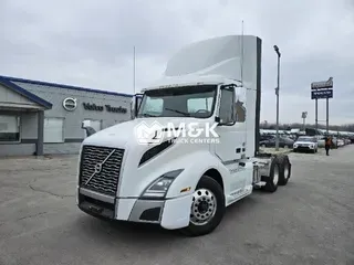 2021 VOLVO VNL300