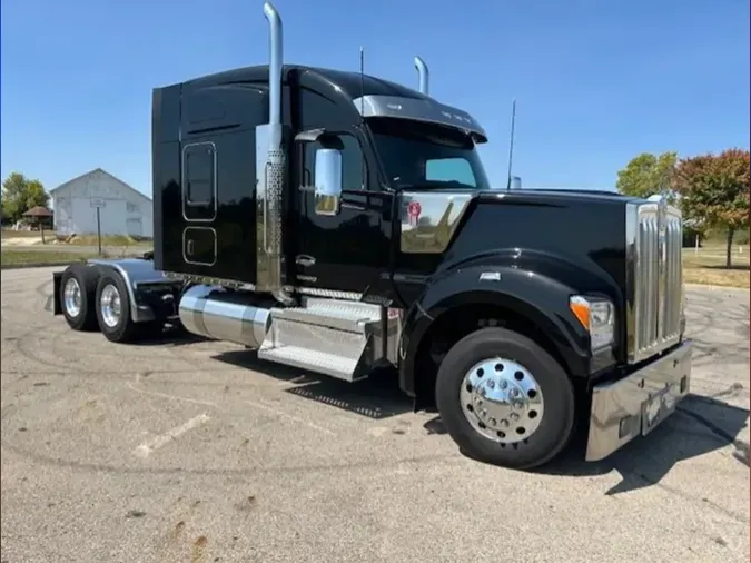 2024 Kenworth W990