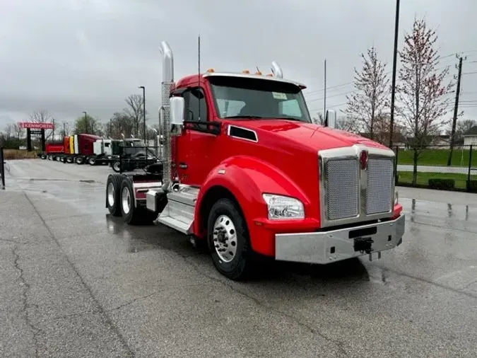 2025 Kenworth T880