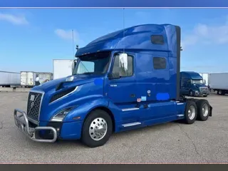 2022 VOLVO VNL64T760