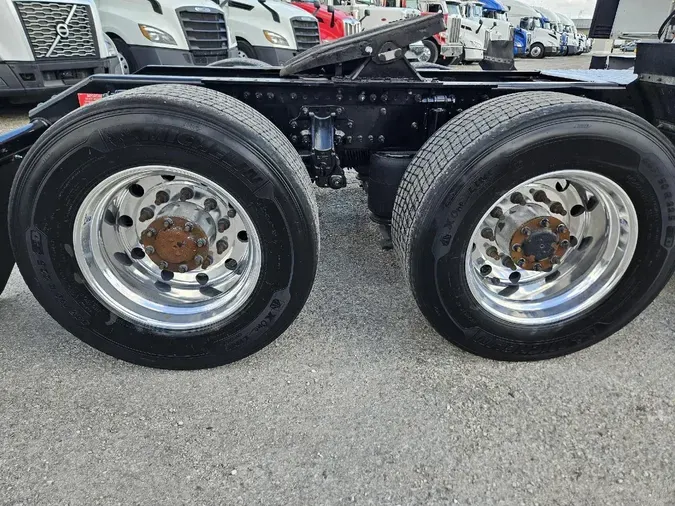 2022 VOLVO VNL64T740