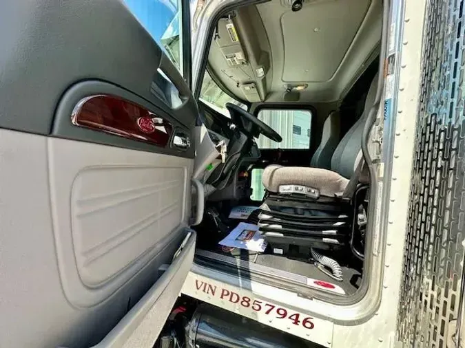2023 Peterbilt 389