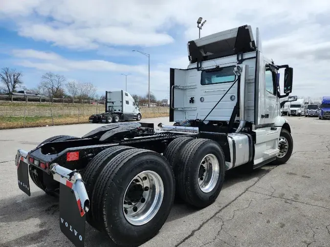 2025 VOLVO VNR64T300