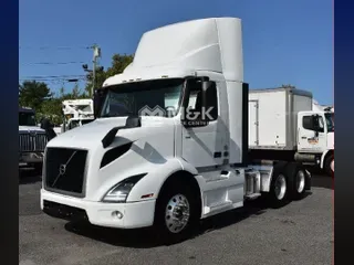 2022 VOLVO VNR64T300