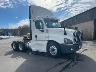 2017 FREIGHTLINER X12564ST