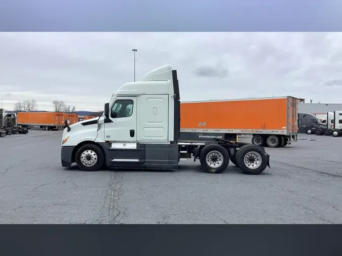 2021 Freightliner Cascadia 12668aaba653034982d3caaceab725b161f