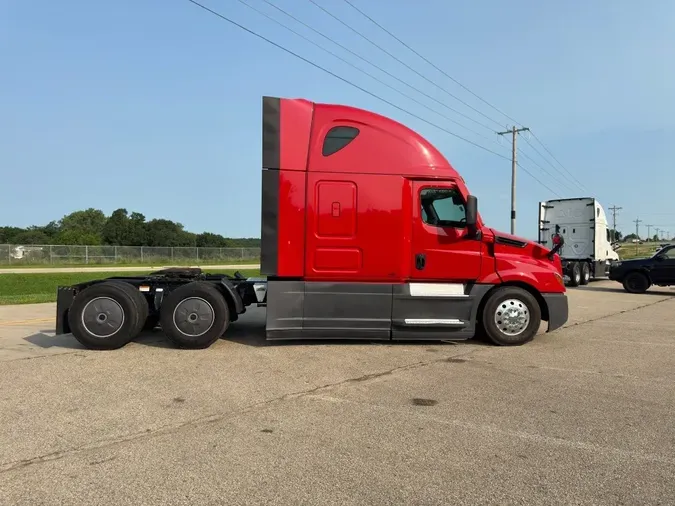 2021 FREIGHTLINER Cascadia 126