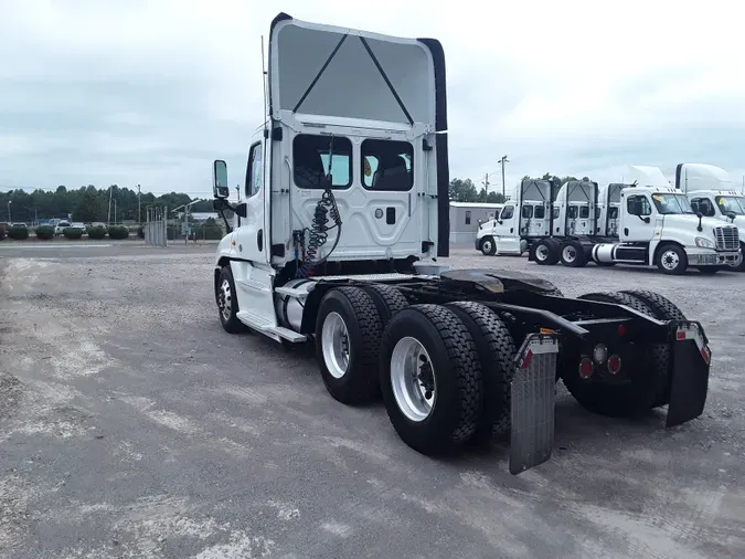 2015 FREIGHTLINER/MERCEDES CASCADIA 125