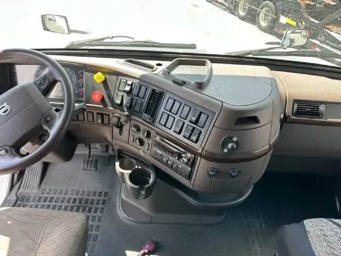 2019 VOLVO VNL64T670