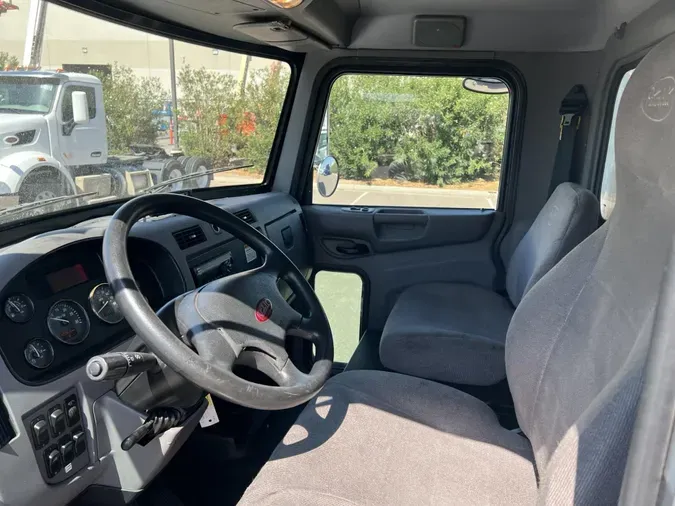 2018 Peterbilt 325