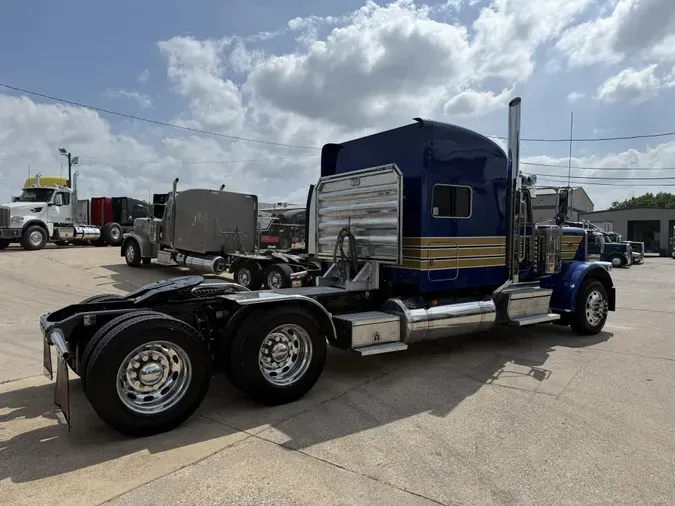 2022 Peterbilt 389