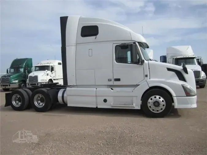 2011 VOLVO VNL64T670