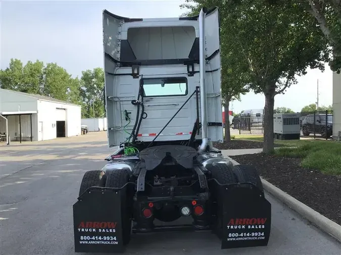 2019 VOLVO VNR300