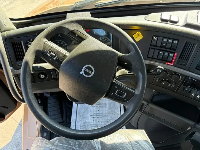 2023 VOLVO VNL64T300