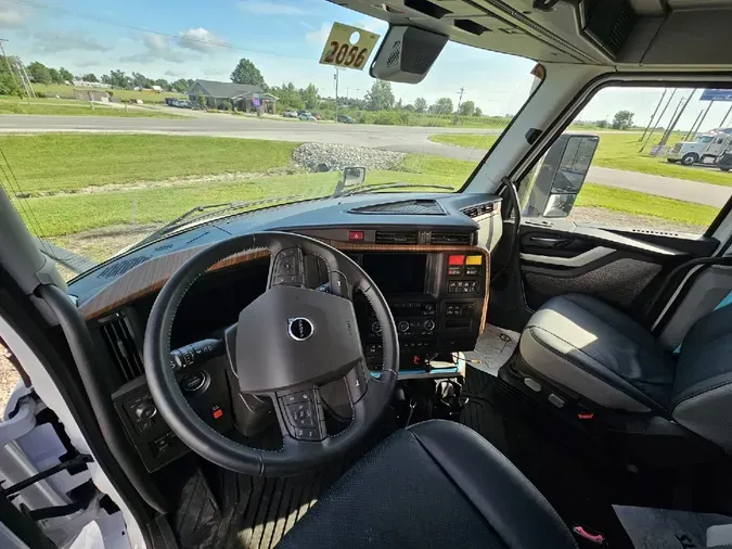 2025 VOLVO VNL64TV04