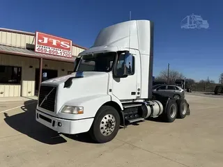 2017 VOLVO VNM64T200