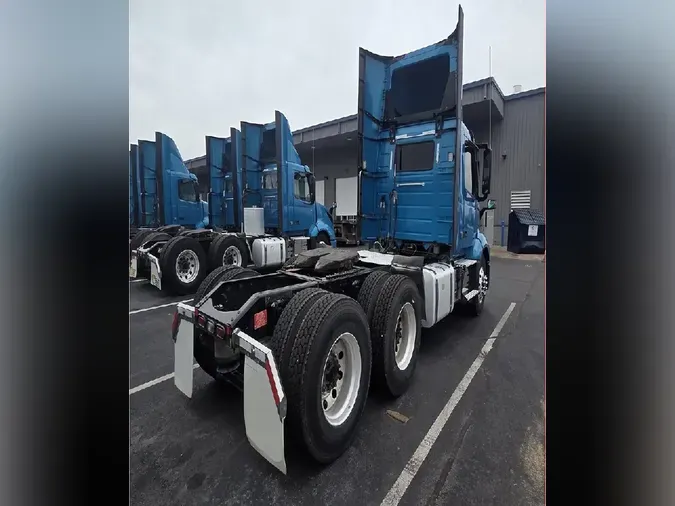 2021 VOLVO VNL64T300