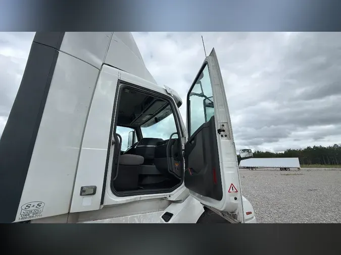 2020 Volvo VNL300