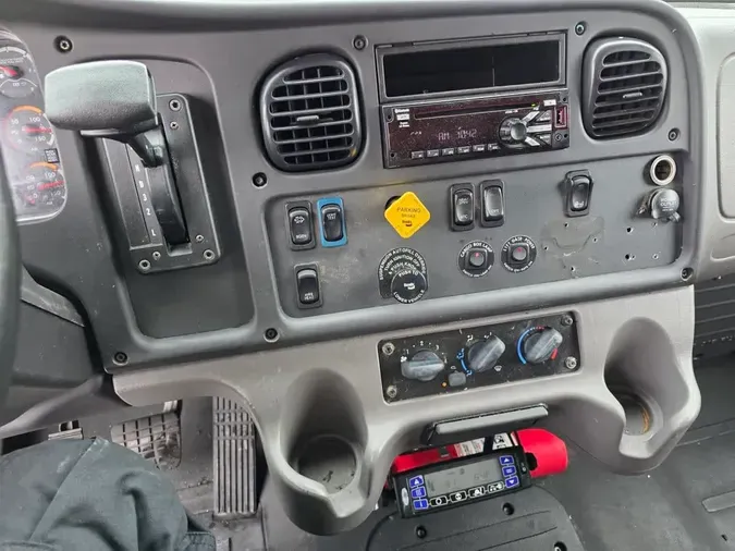 2018 FREIGHTLINER M2 106