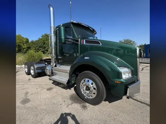 2025 Kenworth T880