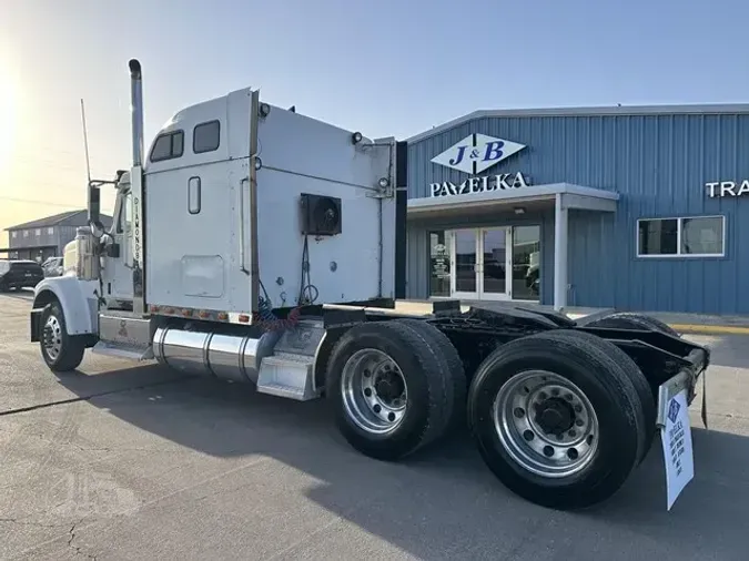 2001 INTERNATIONAL 9900