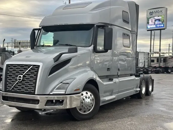 2022 VOLVO VNL64T860