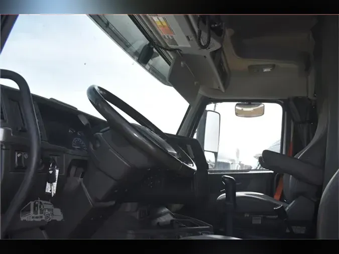 2019 VOLVO VNL64T740