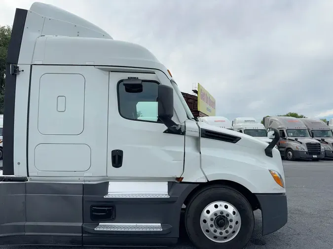 2021 Freightliner Cascadia 126
