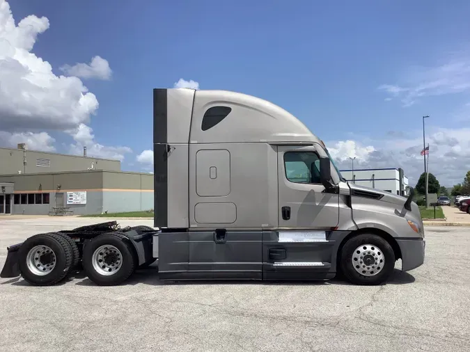 2021 Freightliner Cascadia 126