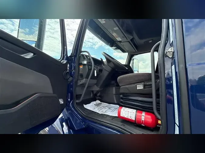 2022 VOLVO VNL760