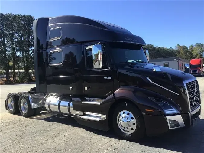 2021 VOLVO VNL860