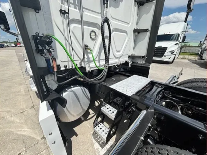2021 Freightliner Cascadia 126