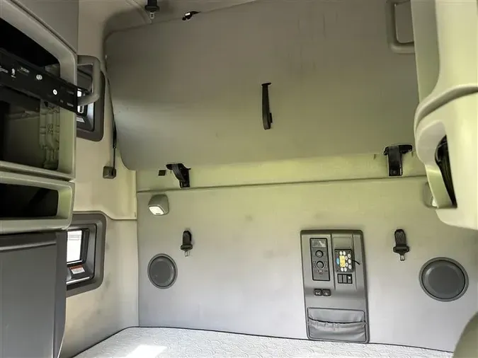 2022 VOLVO VNL760