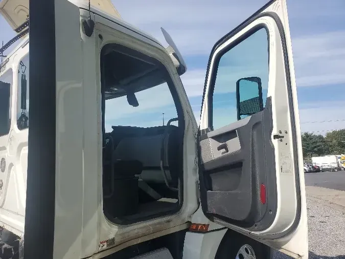 2018 Freightliner T12664ST