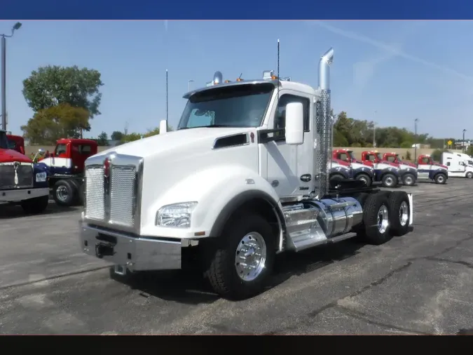 2025 Kenworth T880