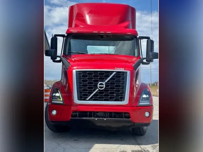 2020 VOLVO VNR64T300
