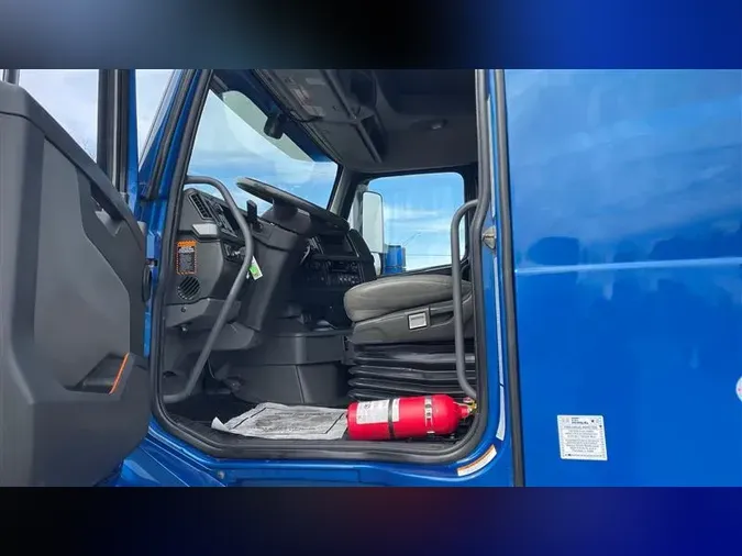 2021 VOLVO VNL760