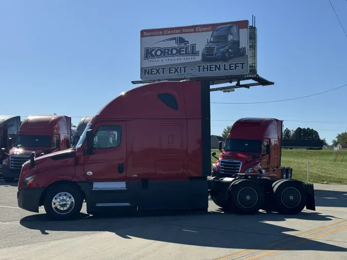 2020 FREIGHTLINER Cascadia 126