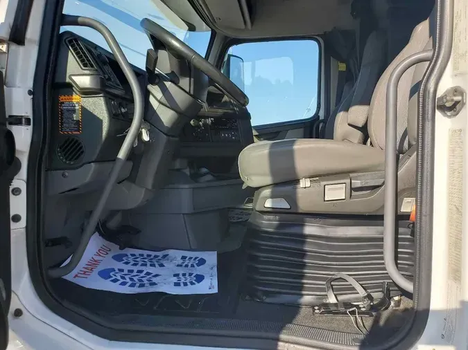 2021 VOLVO VNL64T860
