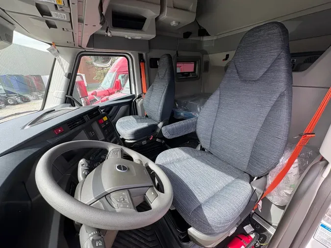 2026 VOLVO TRUCK VNL64TV04