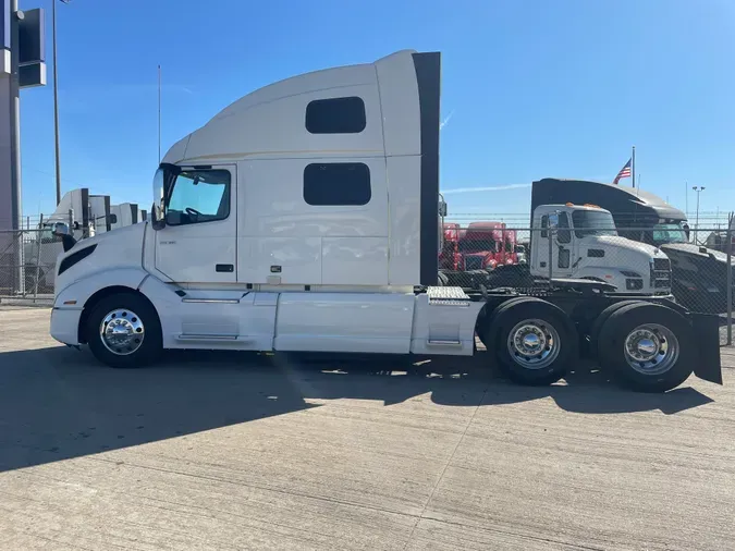 2023 VOLVO VNL64T860