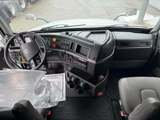2023 VOLVO VNL760