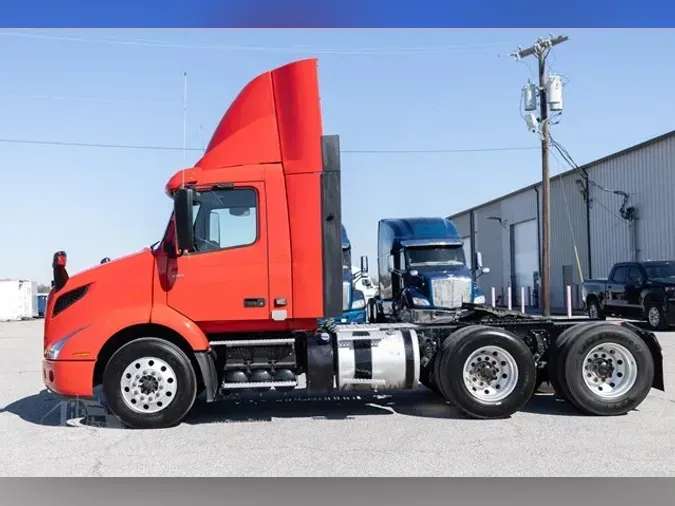 2022 VOLVO VNR64T300