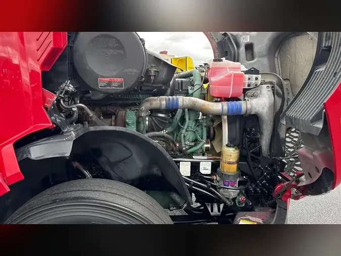 2021 VOLVO VNL760